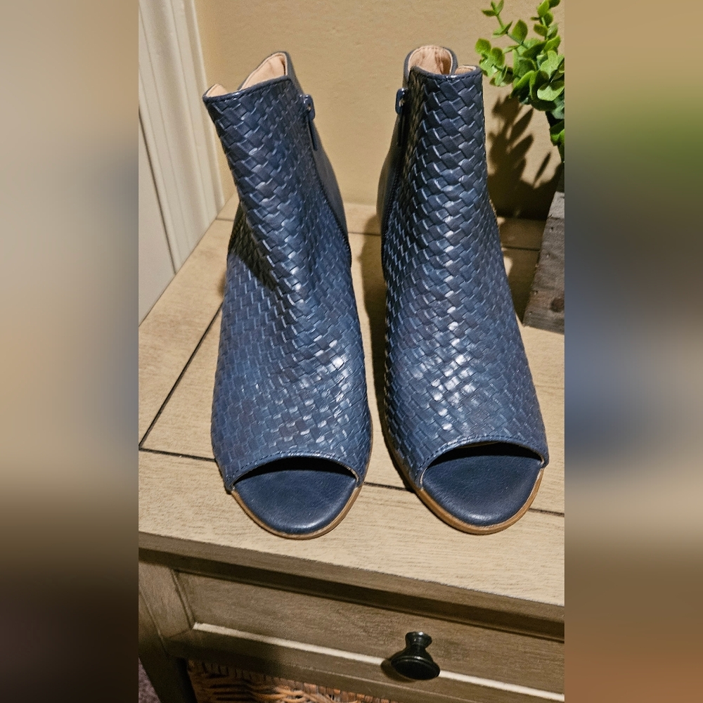 Elegant Blue Woven Women's Shoes